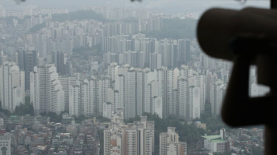 한 시민이 서울 63빌딩에서 서울 아파트를 바라보고 있다.   연합뉴스